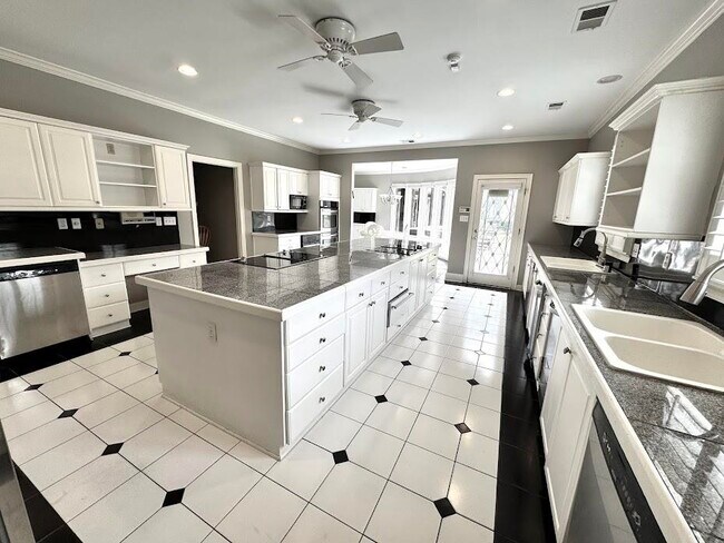 Building Photo - 415 S Yates Rd