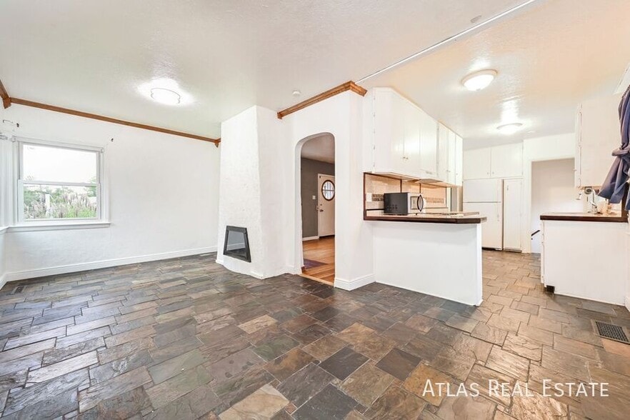 Building Photo - 5025 Beach Ct