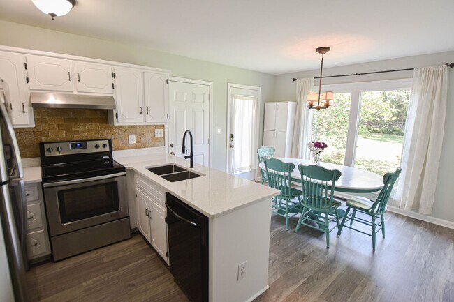 Building Photo - Updated Three Bedroom in Sango!