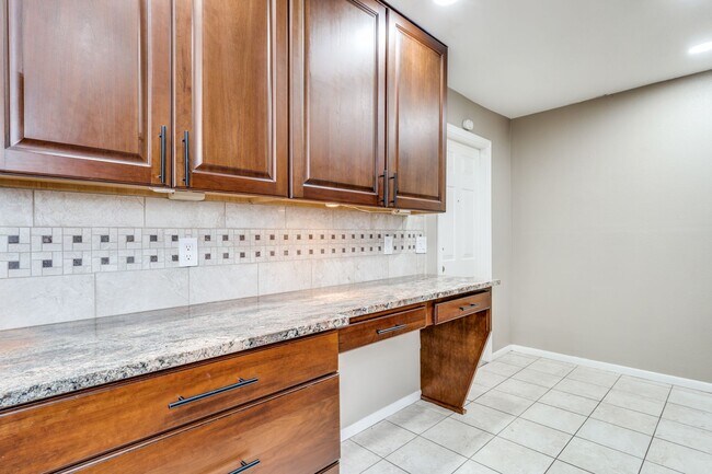 Building Photo - UPDATED 2-BEDROOM TOWNHOME IN MIDTOWN