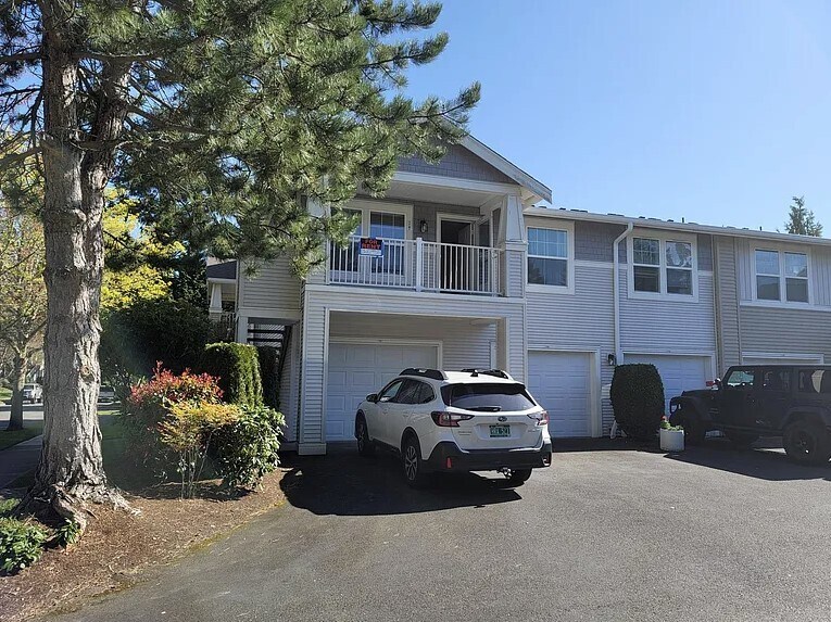 Full Unit and Garage - 1787 Kennedy Pl