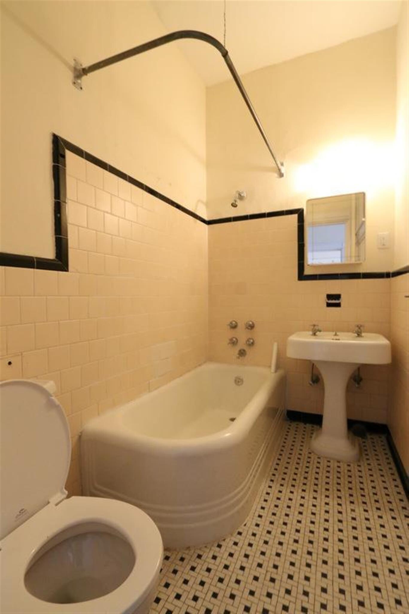 Building Photo - 2 Ware St