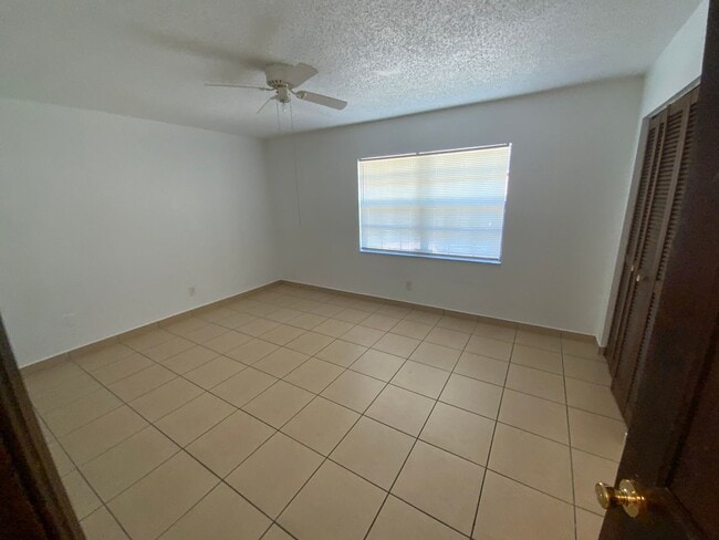 Building Photo - Beautiful, 1/2 of duplex close to I-4