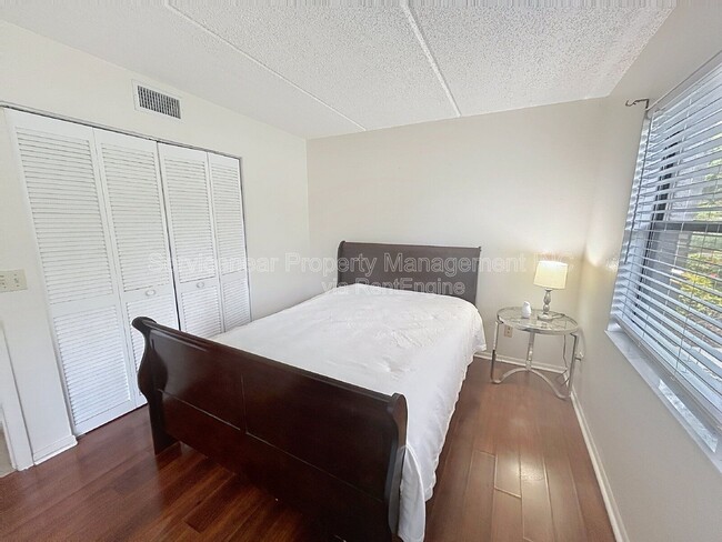 Building Photo - 217 Woodlake Wynde