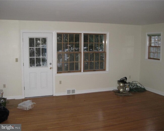 Building Photo - 214 Grayling Ave