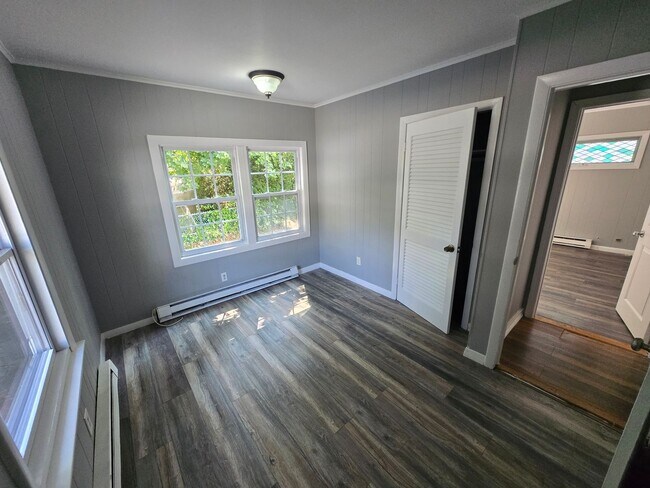 Building Photo - 4 Bd 1.5 Bath Single Family House in Hyde Park Available 12/1