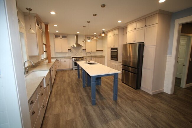 Building Photo - 9010 Sahalee Dr