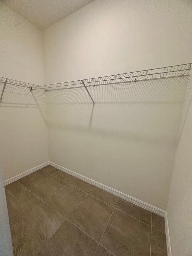 Building Photo - Huge Screened Lanai! Modern & Spacious 4 Bed 2 Bath