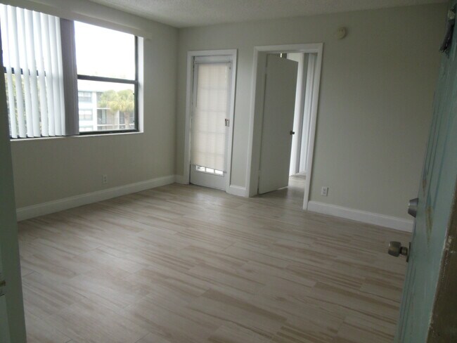 Building Photo - 728 Executive Center Dr