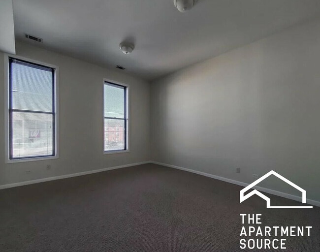 Building Photo - 1511 W Fullerton Ave