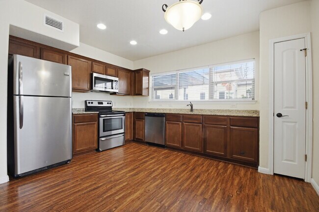 Building Photo - 302 W San Antonio St