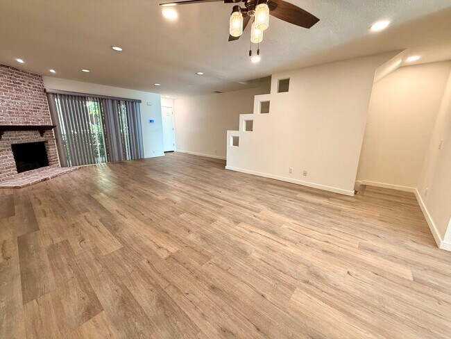 Building Photo - Beautifully Updated 3-Bedroom Tri-Level Co...