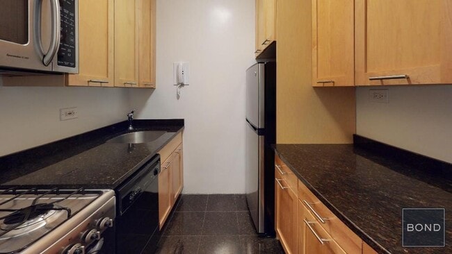 Building Photo - 412 E 55th St