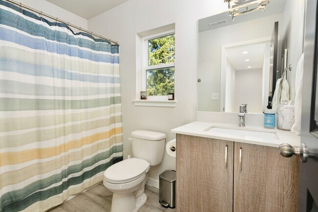 Building Photo - Gorgeous House in a Family-Friendly neighb...