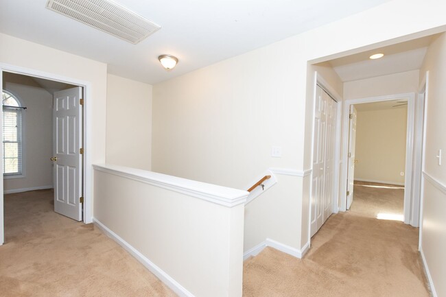Building Photo - MOVE-IN READY $300 off first month