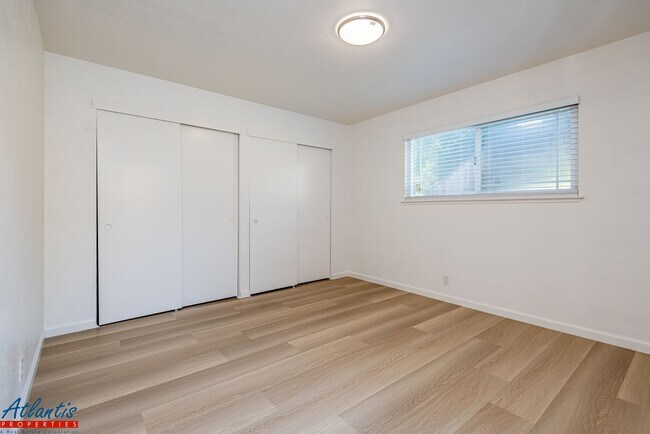 Building Photo - Beautiful & Spacious Home | LVP Flooring |...