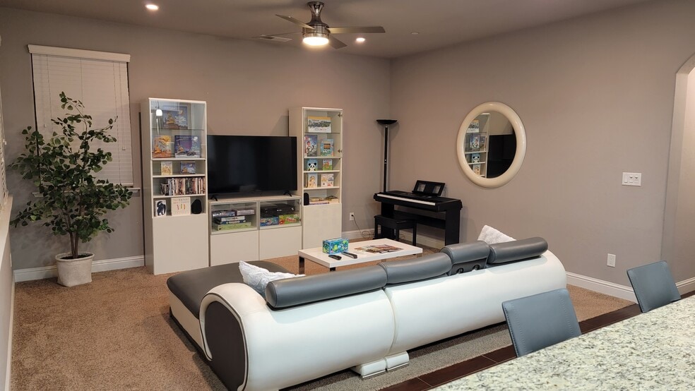 Building Photo - 1739 E Autumn Sage Ave