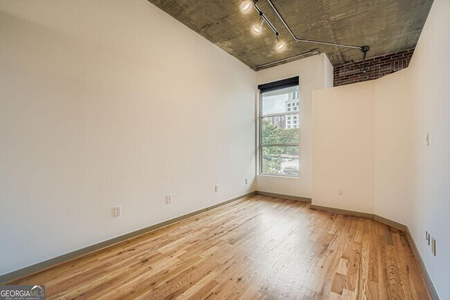 Building Photo - 1023 Juniper St NE