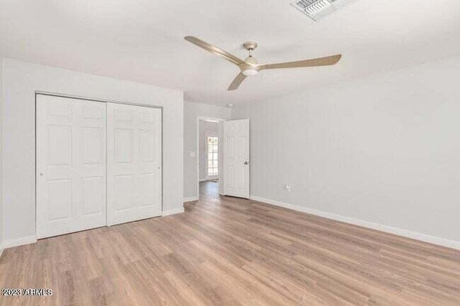 Building Photo - 1624 W Geneva Dr