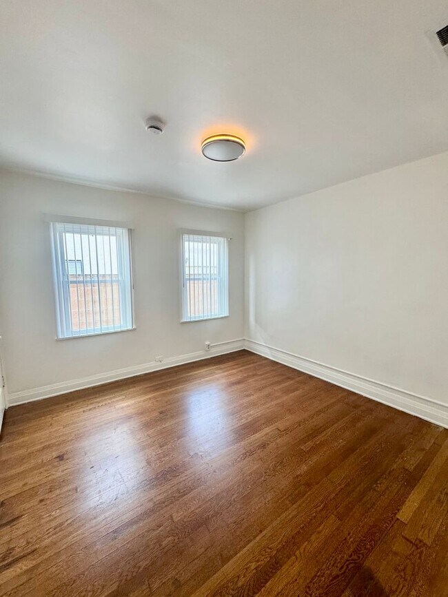 Building Photo - MUST SEE!!