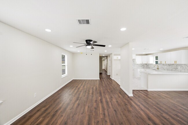 Building Photo - 7946 Fowlie St