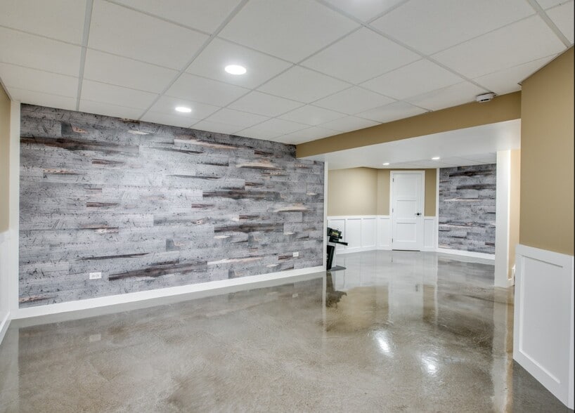 Building Photo - 2758 Hillsboro Blvd