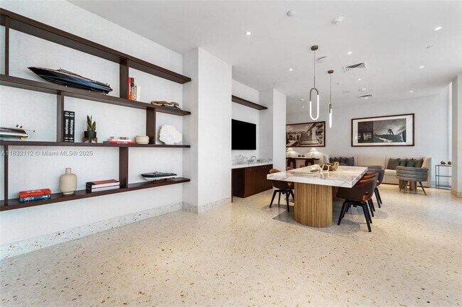 Building Photo - 2678 Tigertail Ave