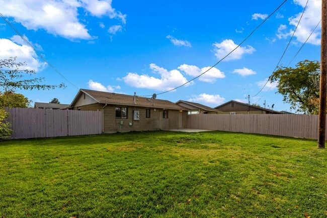 Building Photo - Large and Luxurious 2 Bed unit with giant yard, Pet Friendly, covered parking, washer and dryer i...