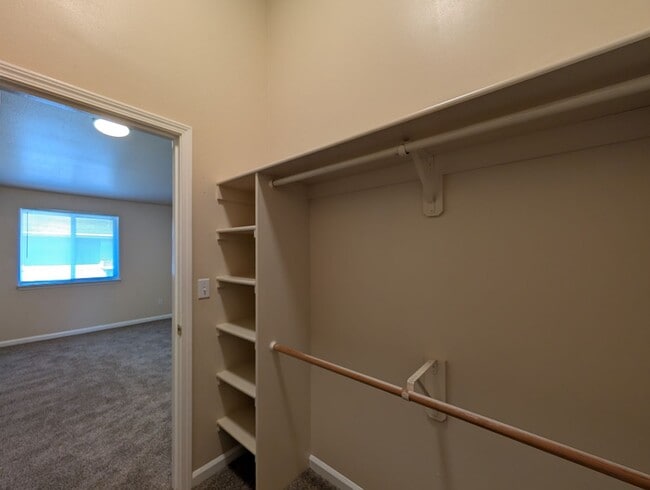 Building Photo - 3 bdrm/2 bthrm Duplex with Single Car Gara...