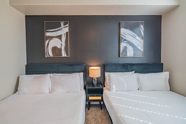 Building Photo - 1275 E University Dr