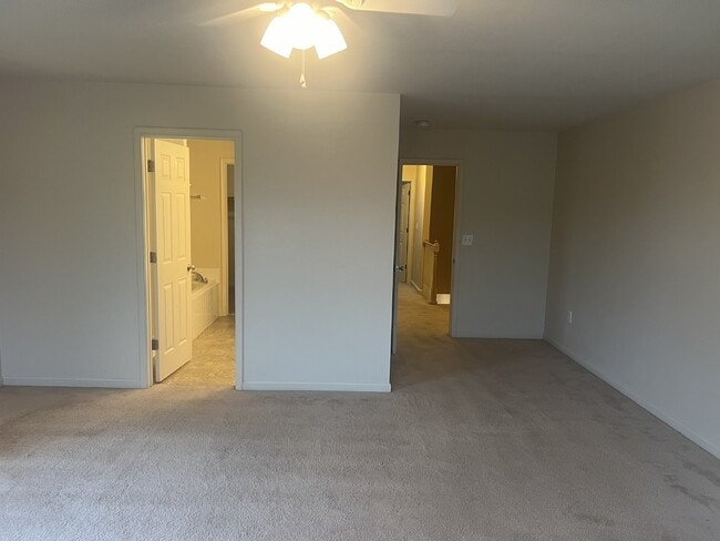 Building Photo - Spacious End-Unit Townhouse with 3 Beds, 3...