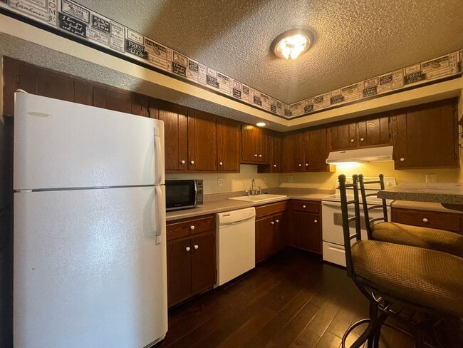 Building Photo - 1450 Woodland Dr