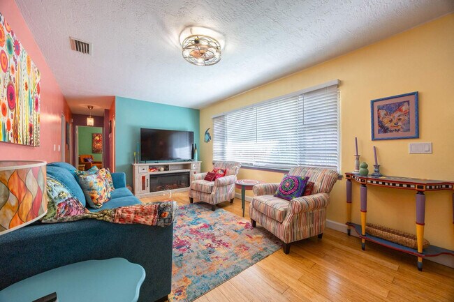 Building Photo - 214 Lucerne Dr