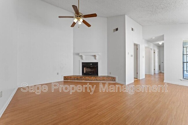 Building Photo - 1142/1144 Willow Creek Dr