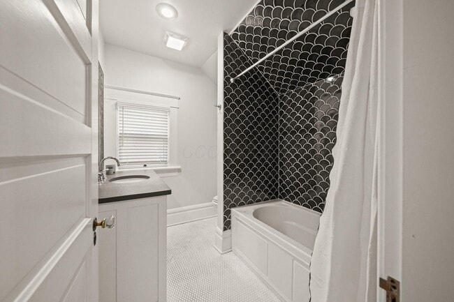 Building Photo - 503 S 3rd St