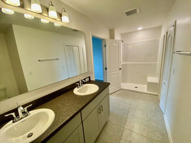 Building Photo - Beautiful Home for rent in Poinciana - 4 bed 2.5 bath plus large bonus room