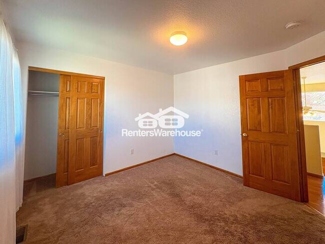 Building Photo - Available now! Stunning 4 Bed, 4 Bath Corner Lot in a Fantastic Area