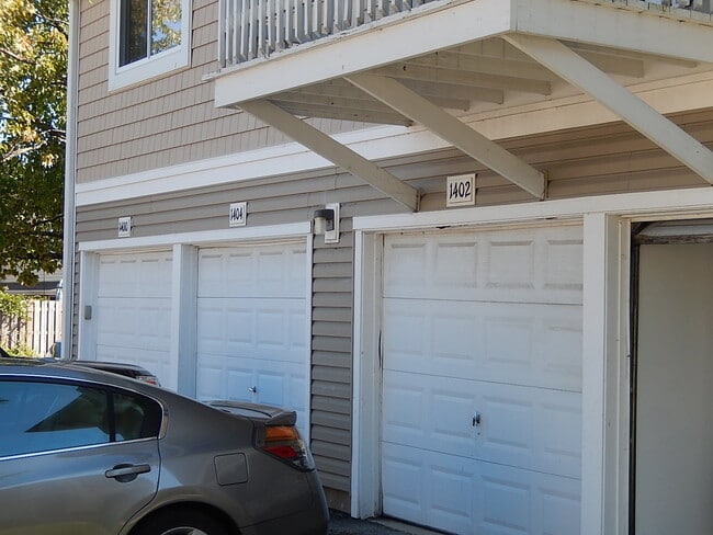 Building Photo - 1402 Bear Flag Dr