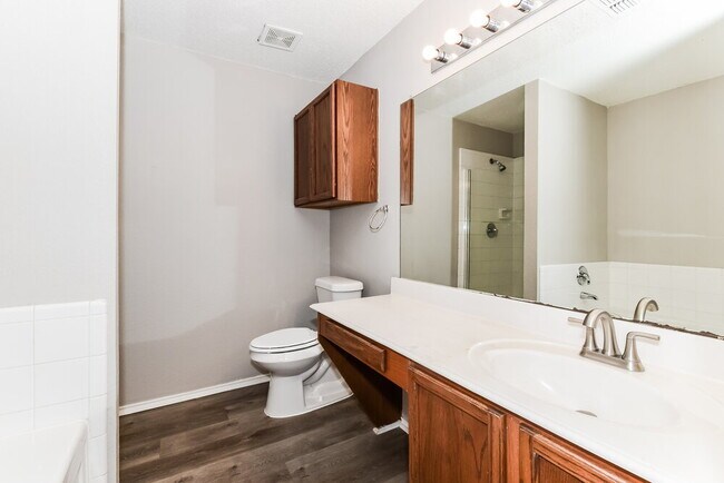 Building Photo - 1034 Hampton Dr