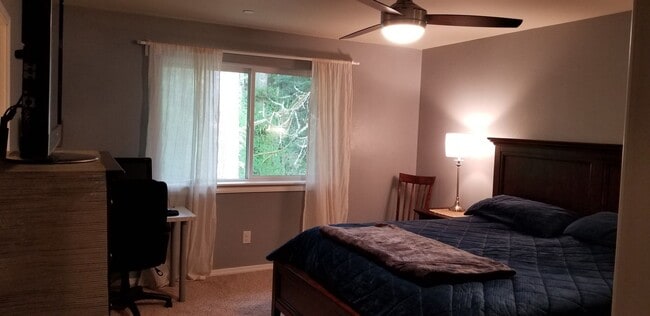 Building Photo - Two-Story Bremerton Home