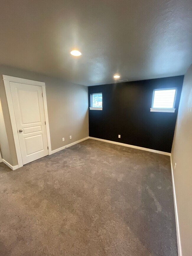 Building Photo - Beautiful 3 Bedroom on Large Corner Lot!