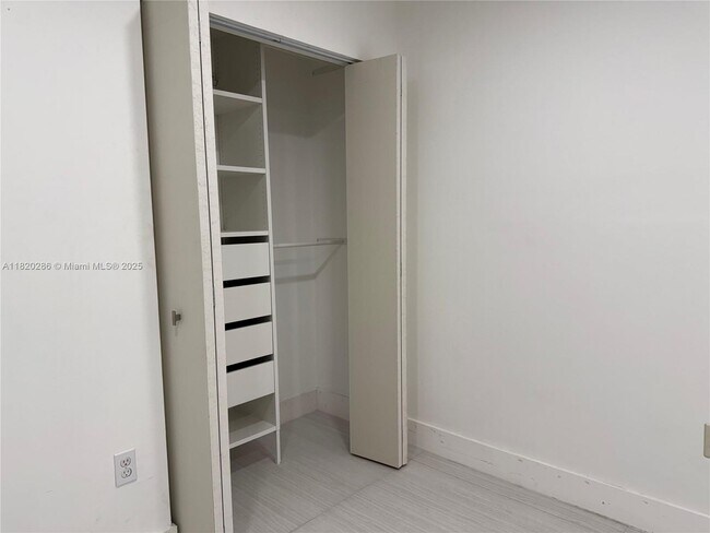 Building Photo - 9405 Fontainebleau Blvd