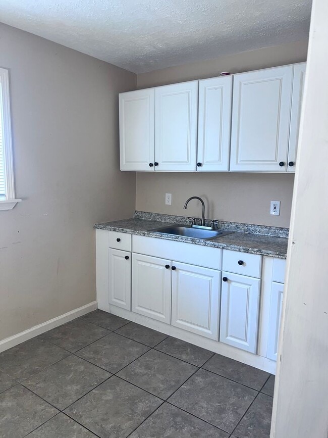Building Photo - 2 Bedroom Duplex for Rent!