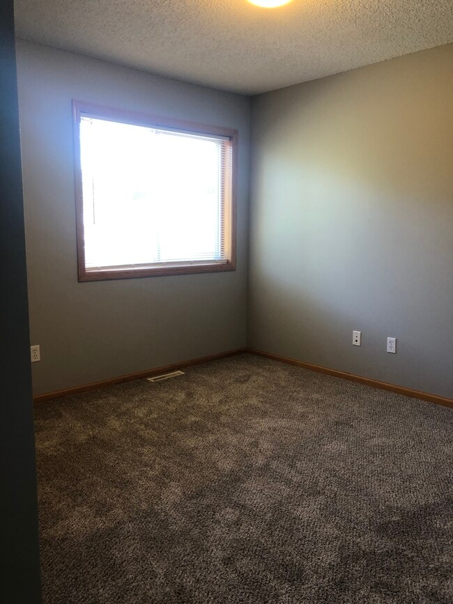 Building Photo - 525 Tanager Path