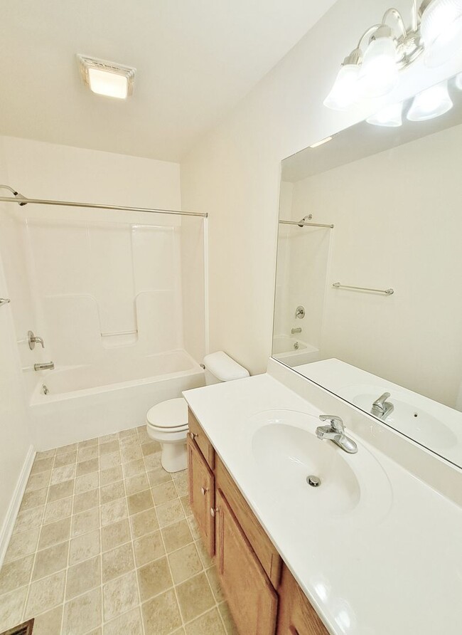 Building Photo - 2 Bed / 1-1/2 Bath Townhome