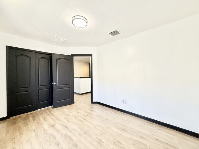 Building Photo - 4978 White Sanderling Ct
