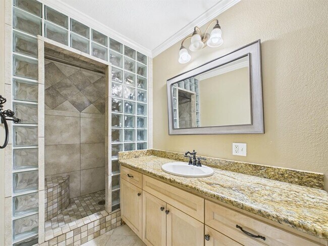 Building Photo - 2824 Briarhurst Dr