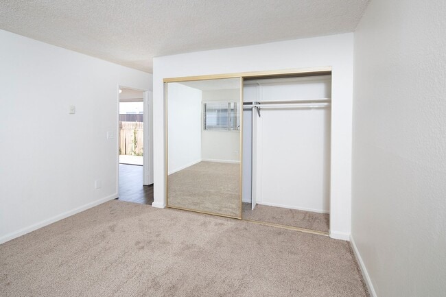 Building Photo - Chula Vista: Large One Bedroom in Gated Co...