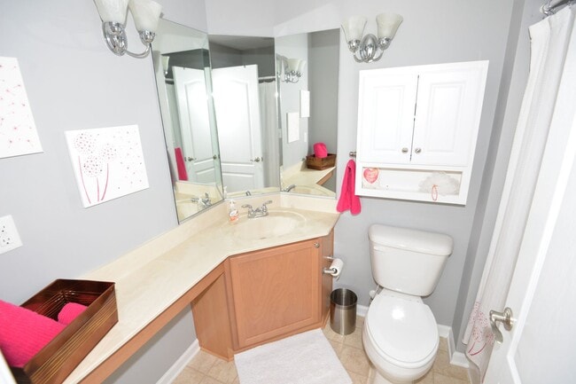 Building Photo - Lakefront Condo in Greenbrier