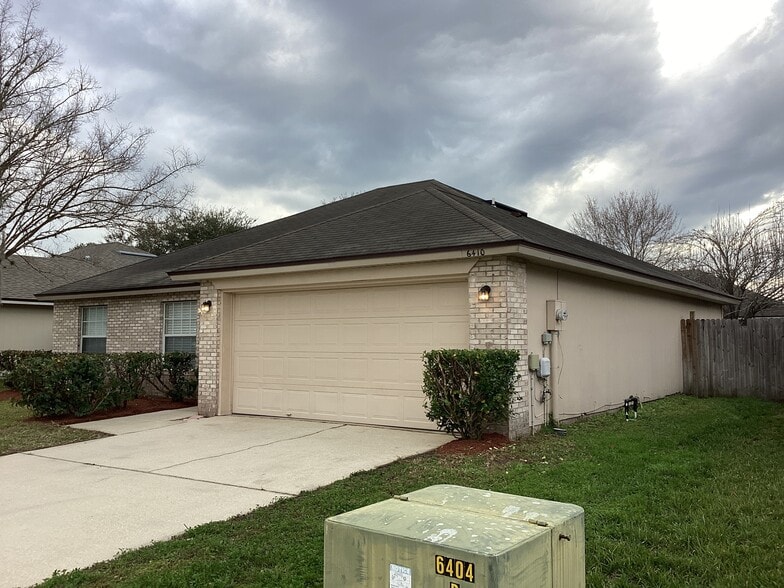 Building Photo - 6410 Blue Leaf Ln